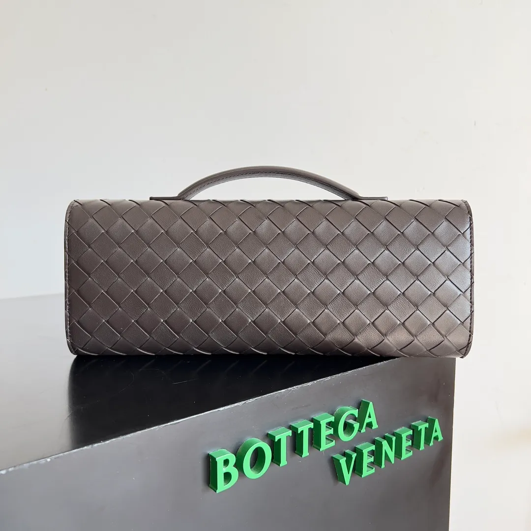 The batch of 1360 BV Andiamo evening handbags has been heavily planted again~ The designer aesthetics in the era of economic downturn are back. I fall in love with it at first sight and can't put it down. It's so beautiful and full of aura. The shape and texture are very competitive. It's light in weight and has sufficient capacity. It's a must-have for fashionistas. It's suitable for many occasions, minimalist, high-end and light luxury. Model No.: 741511 Size: 31*13*3cm